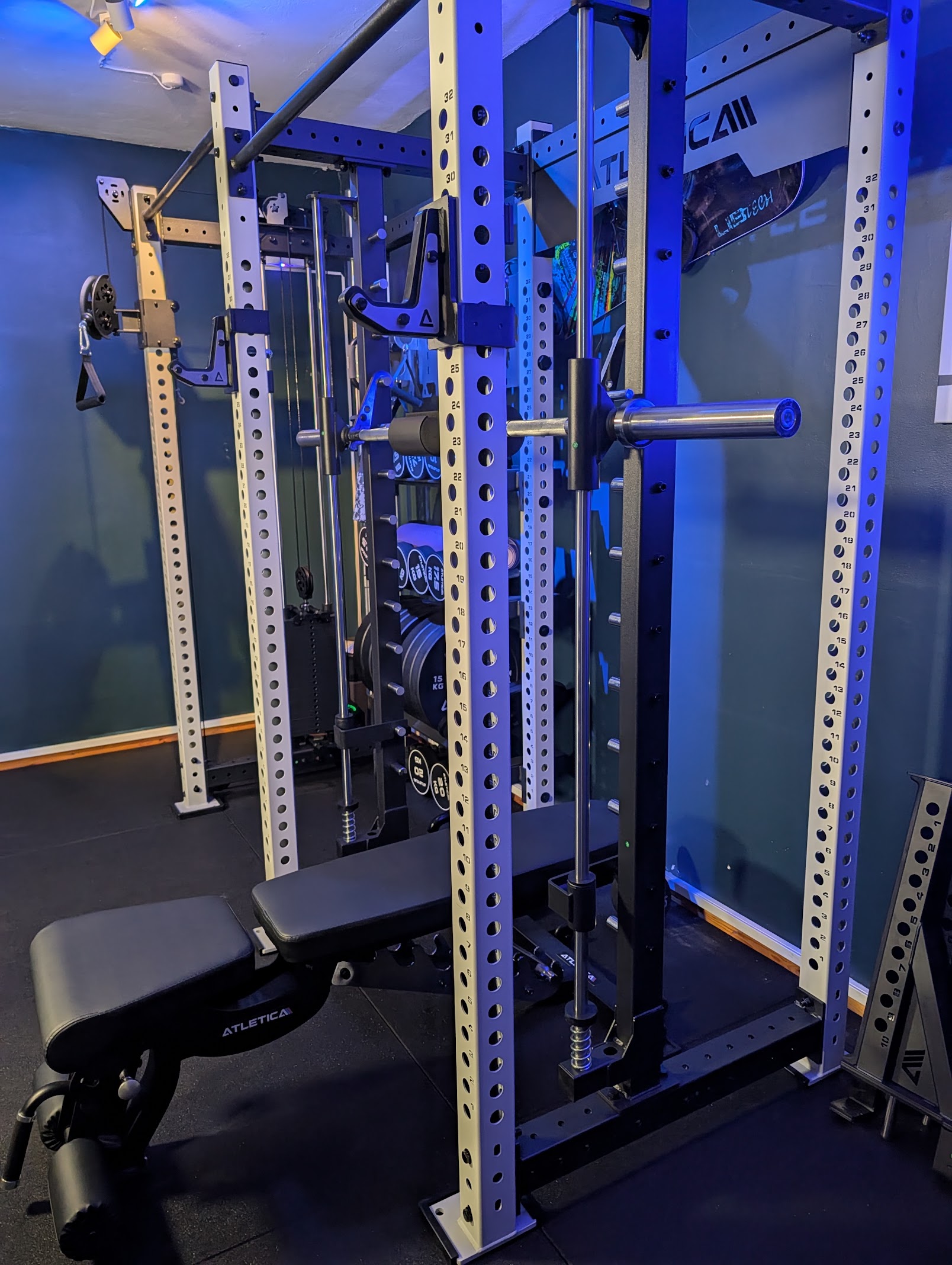 Das ATLETICA-Home-Gym des Gründers mit einem Multifunktionsrack, Kabelzügen und einer Hantelbank
